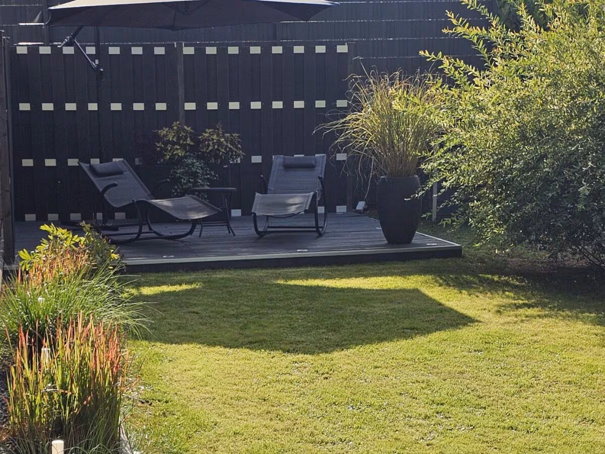 Sonnenterrasse mit Blick in den Garten